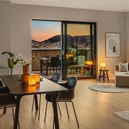 Large Seafront Penthouse Apt! Private Roof Terrace *