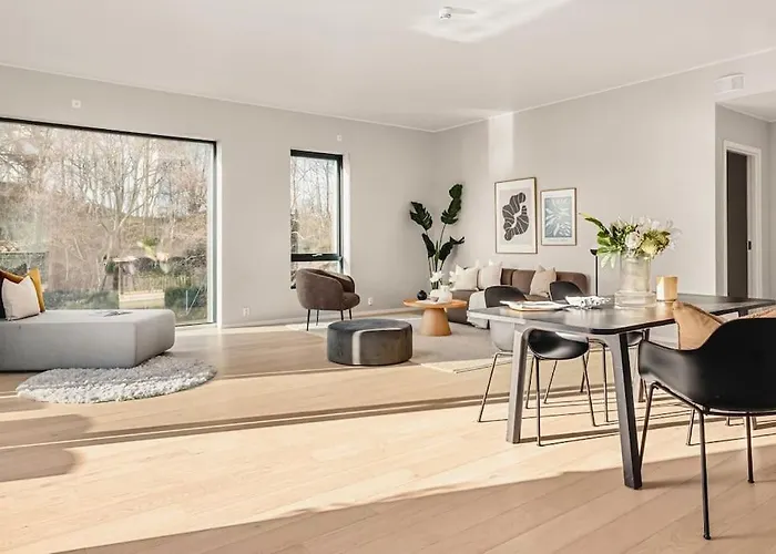 Large Seafront Penthouse Apt! Private Roof Terrace